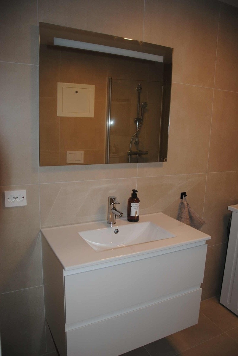 Stor servant med speil. Galleribilde