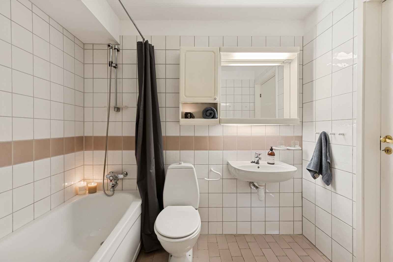 Rommet er innredet med servant, gulvstående toalett og badekar, og gir gode muligheter for å sette ditt personlige preg. Galleribilde