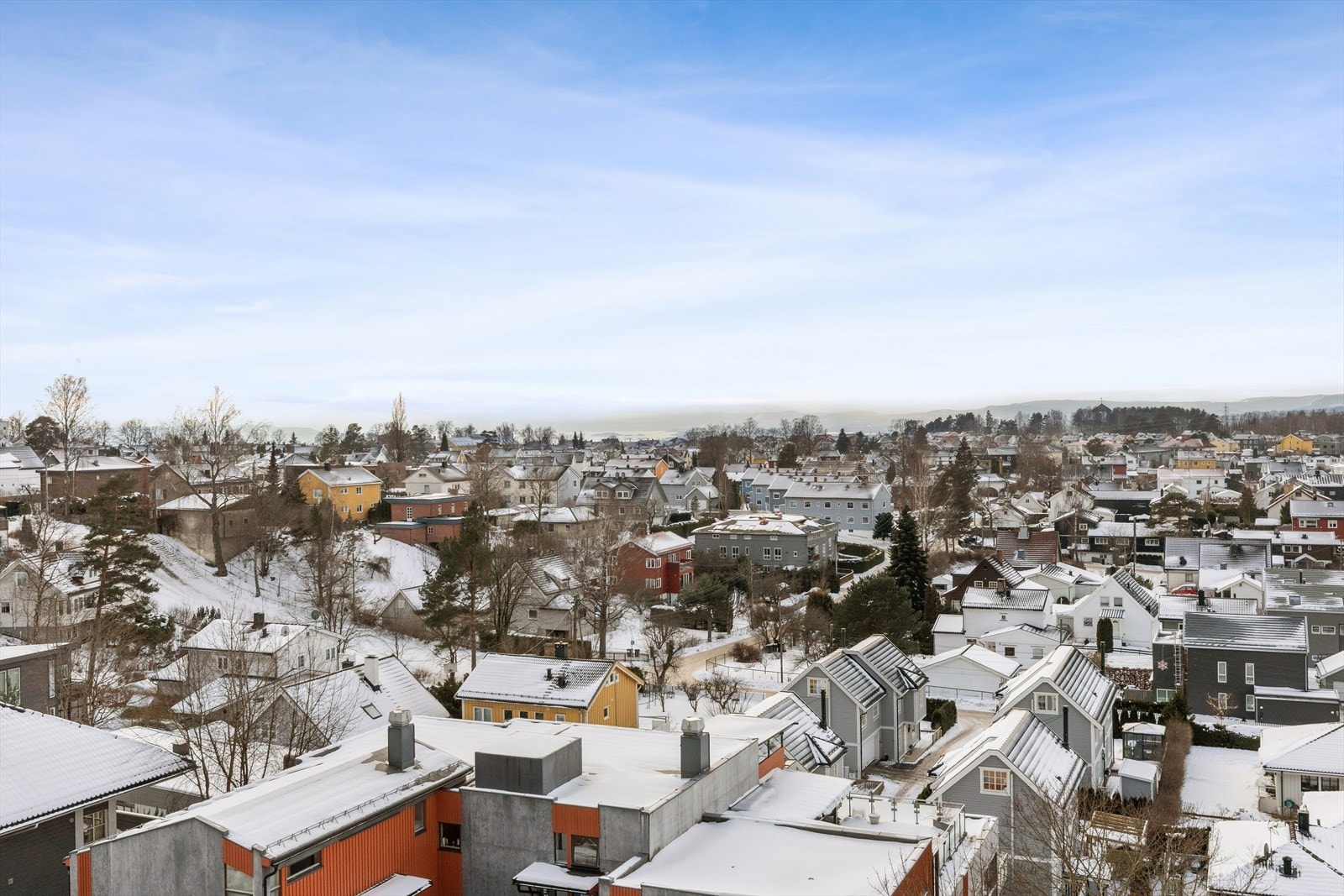 Balkongen har plass til flere sittegrupper og fungerer som en perfekt forlengelse av stuen, ideell for både avslapning og sosialt samvær. Galleribilde