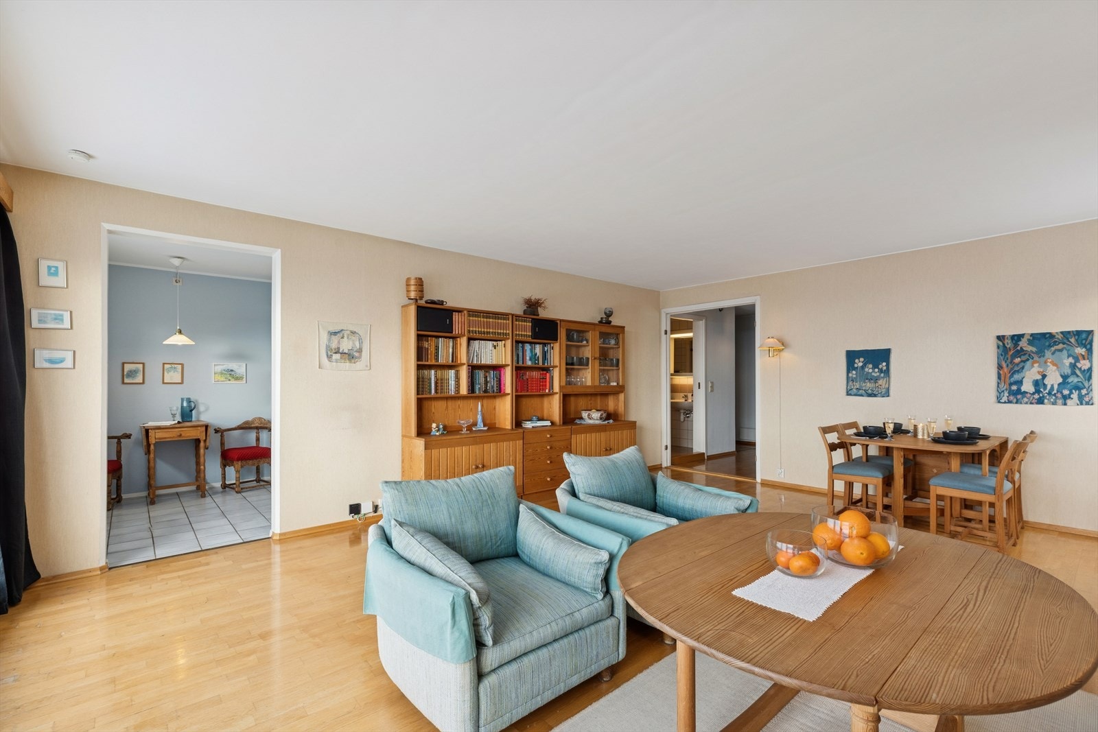 Ønsker du en mer åpen løsning, kan kjøkkenet flyttes til stuen, og dagens kjøkkenareal omgjøres til et ekstra soverom - en smart løsning som gir både et luftig kjøkken og ekstra rom. Galleribilde