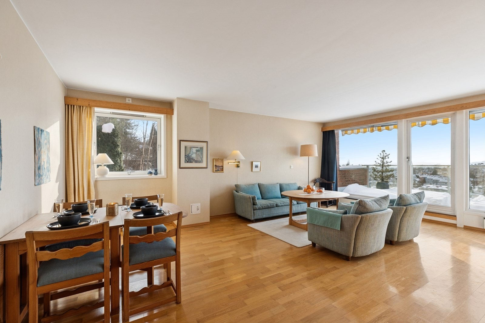 Leiligheten har en romslig stue som enkelt lar seg møblere etter behov. Her er det god plass til både sofa, spisebord, TV-møblement og mer, med flere møbleringsmuligheter. Galleribilde