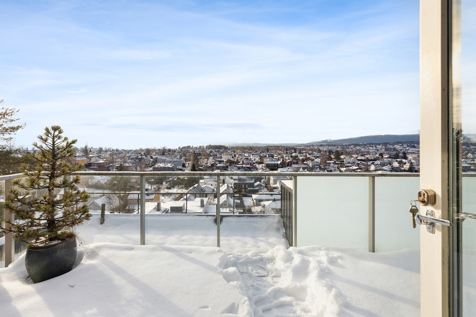 Fra stuen er det utgang til en fantastisk balkong på hele 21 kvm med vidstrakt utsikt. Galleribilde