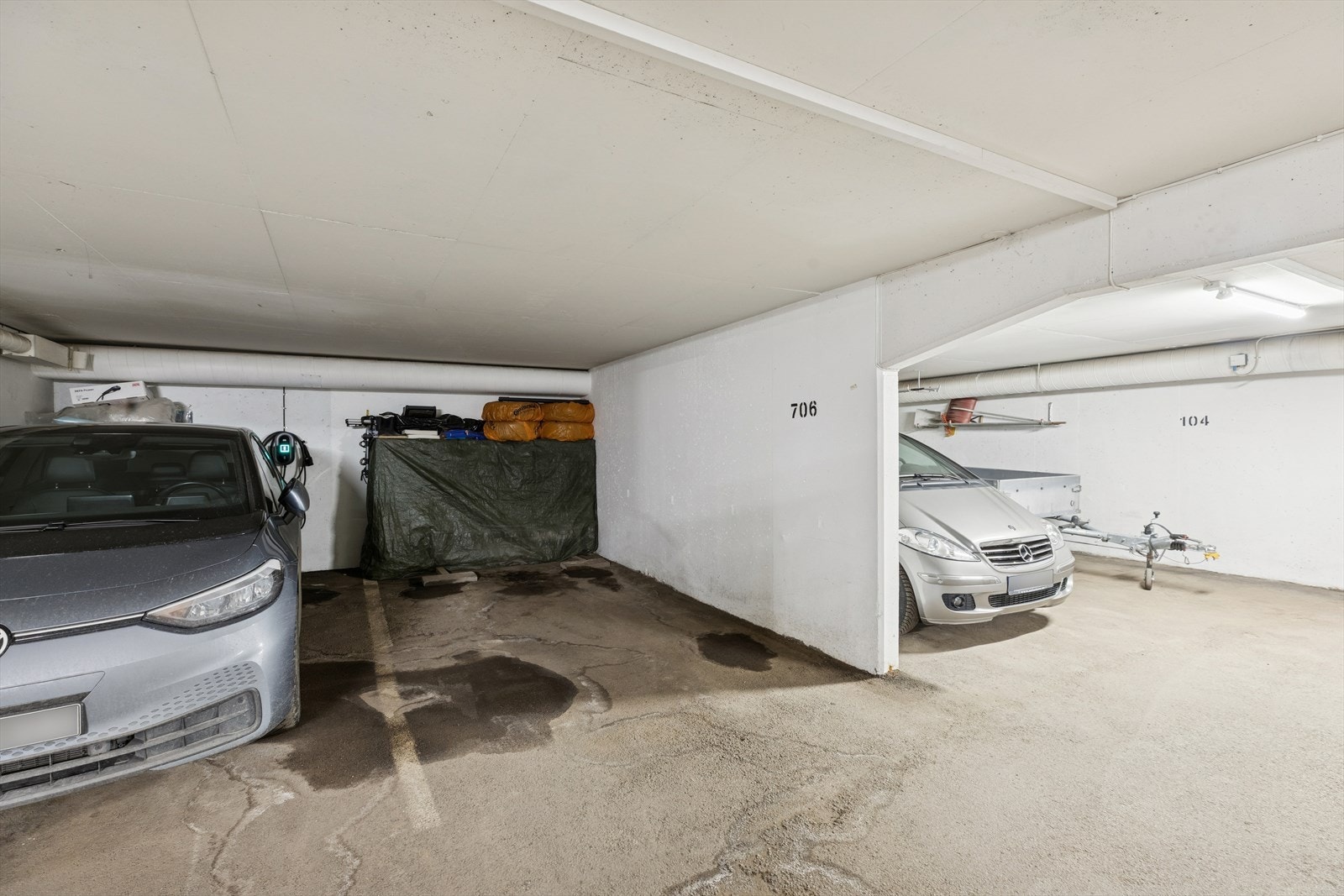 Leiligheten disponerer garasjeplass i felles garasjeanlegg, med kjøreadkomst via garasjeport og gangadkomst fra felles gang. Plassen gir mulighet for installasjon av elbil-lader. I tillegg finnes innvendig gjesteparkering for besøkende. Galleribilde