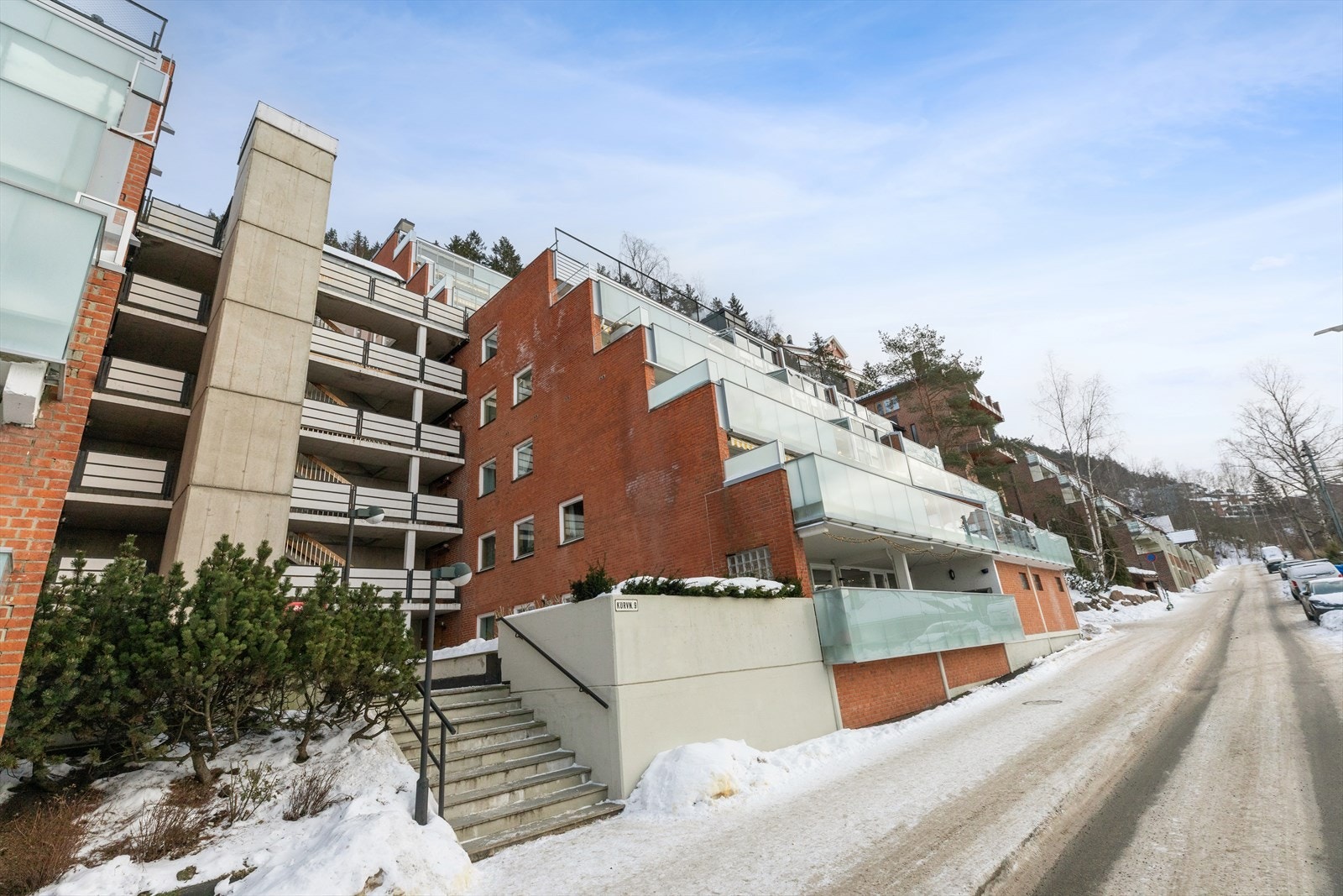 Kurveien 9 ligger i et attraktivt og veletablert boligområde på Kjelsås. Galleribilde