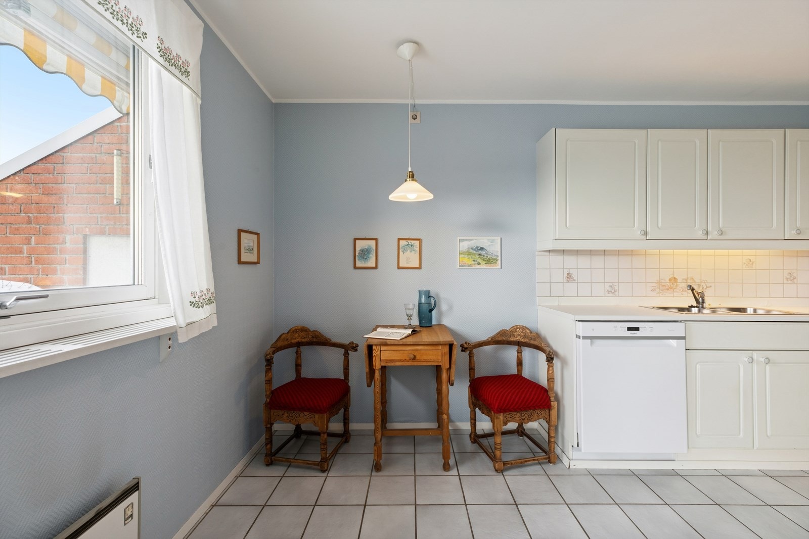 Kjøkkenet er utstyrt med integrerte hvitevarer, inkludert platetopp og komfyr, og gir gode forutsetninger for matlaging og oppbevaring. Her har du og plass til mindre spisebord med tilhørende stoler. Galleribilde