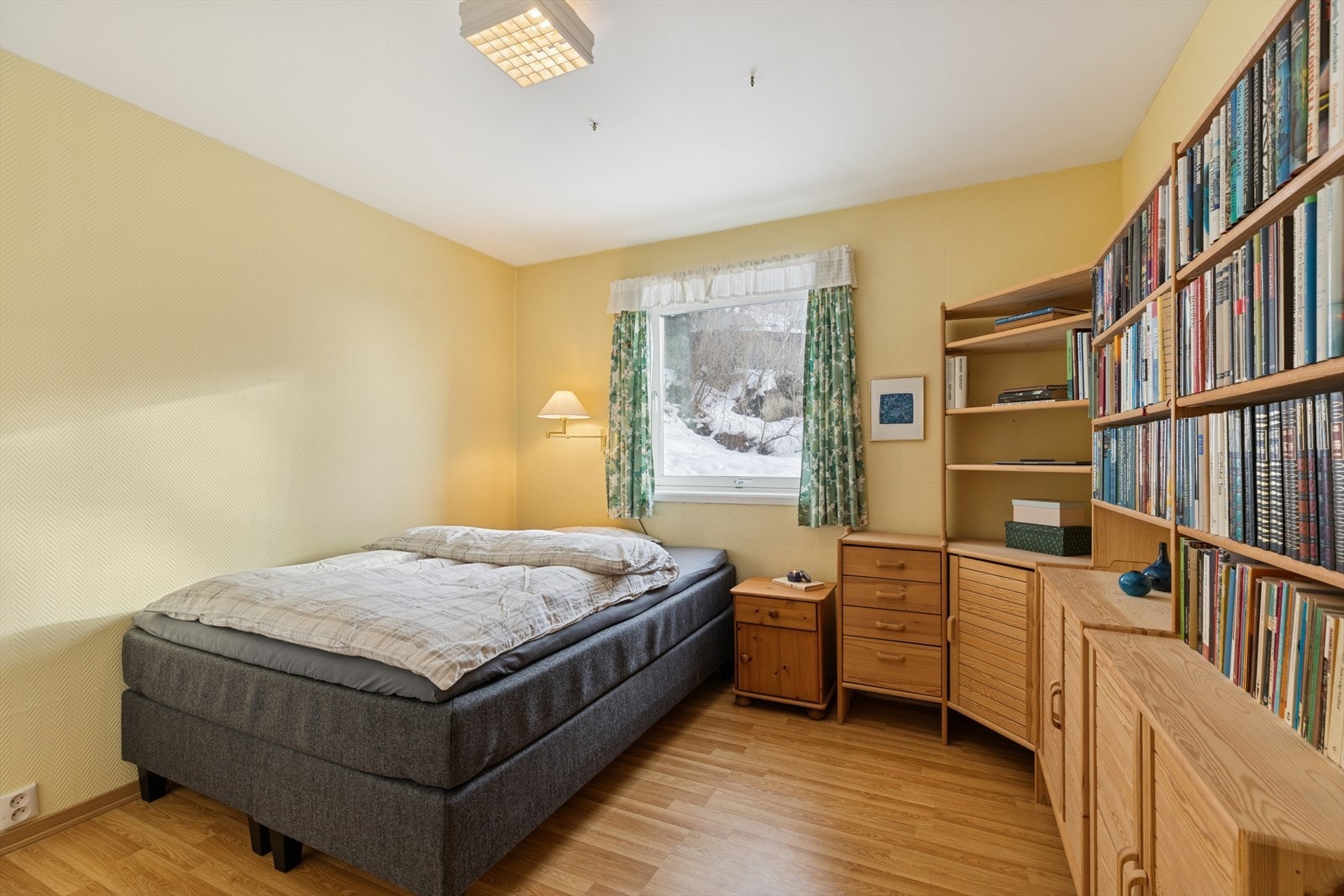 Leiligheten har et stort soverom med god plass til seng, nattbord og øvrige møbler. Galleribilde