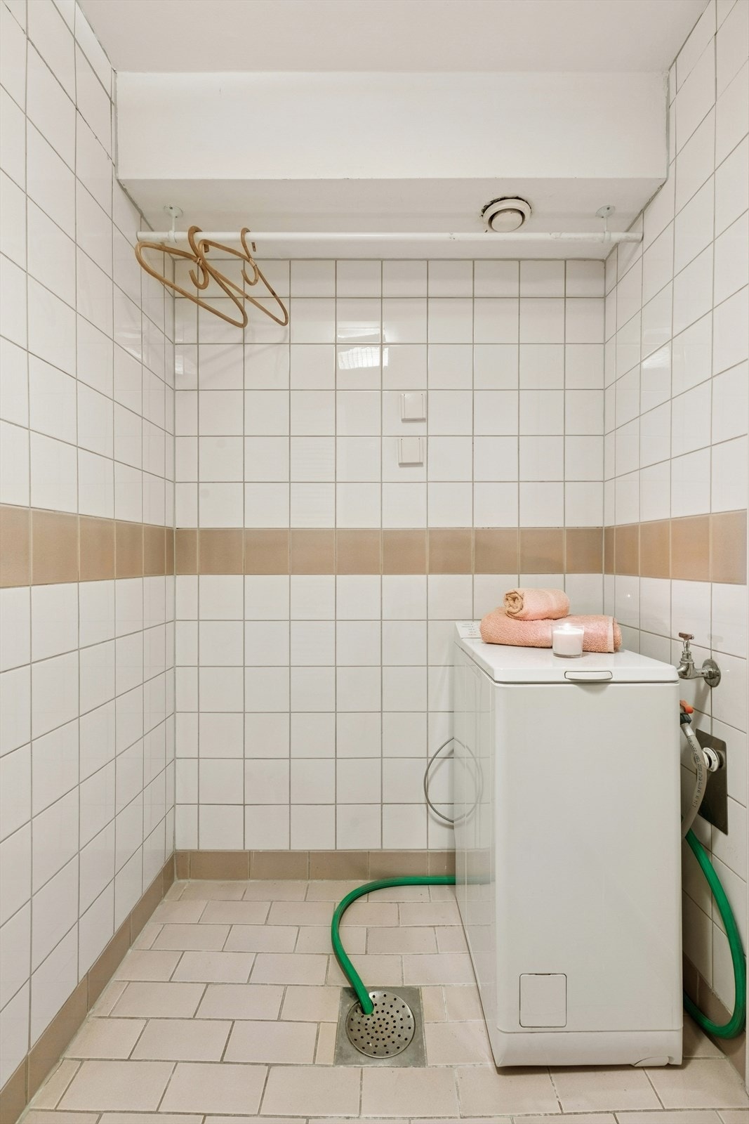 Fra baderommet er det adkomst til et praktisk vaskerom. For den som ønsker å oppgradere badet, gir dette mulighet til å slå sammen baderommet og vaskerommet til et stort og funksjonelt bad. Vaskerommet har opplegg for vaskemaskin. Galleribilde