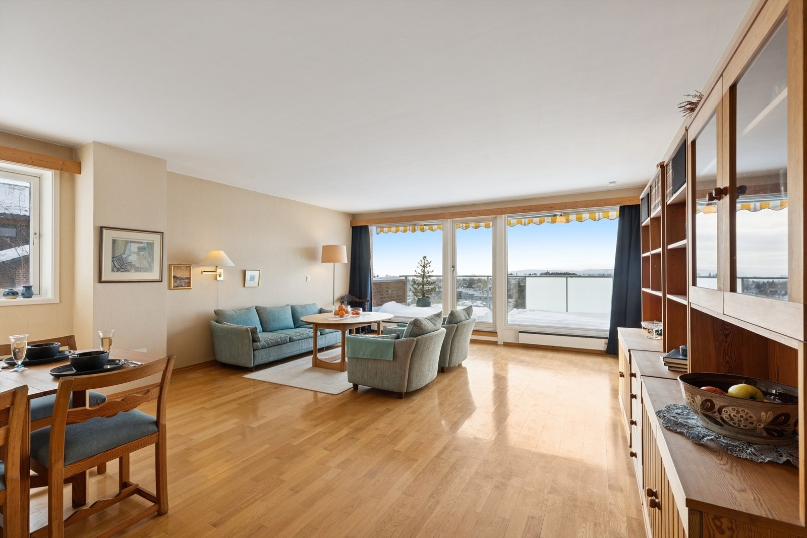 Store vindusflater slipper rikelig med dagslys inn og skaper en lys og trivelig atmosfære. Galleribilde