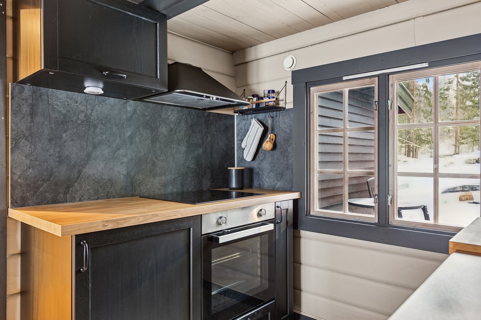 Kjøkkenet har hyggelig utsyn mot uteområdet. Galleribilde