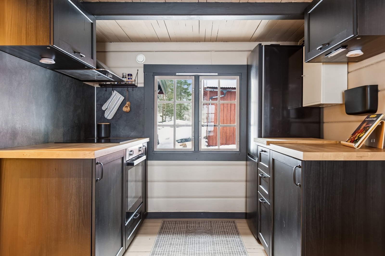 Hvitevarene er valgt i samme stil og farge, og gir et helhetlig kjøkkeninntrykk. Galleribilde