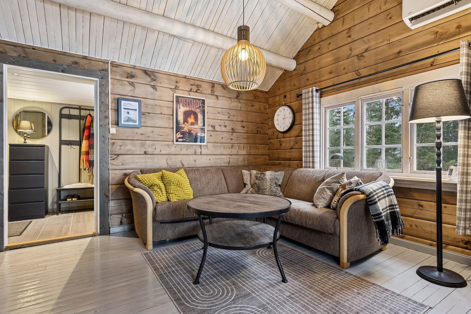 Lys og innbydende stue med gjennomgående sjarm. Galleribilde