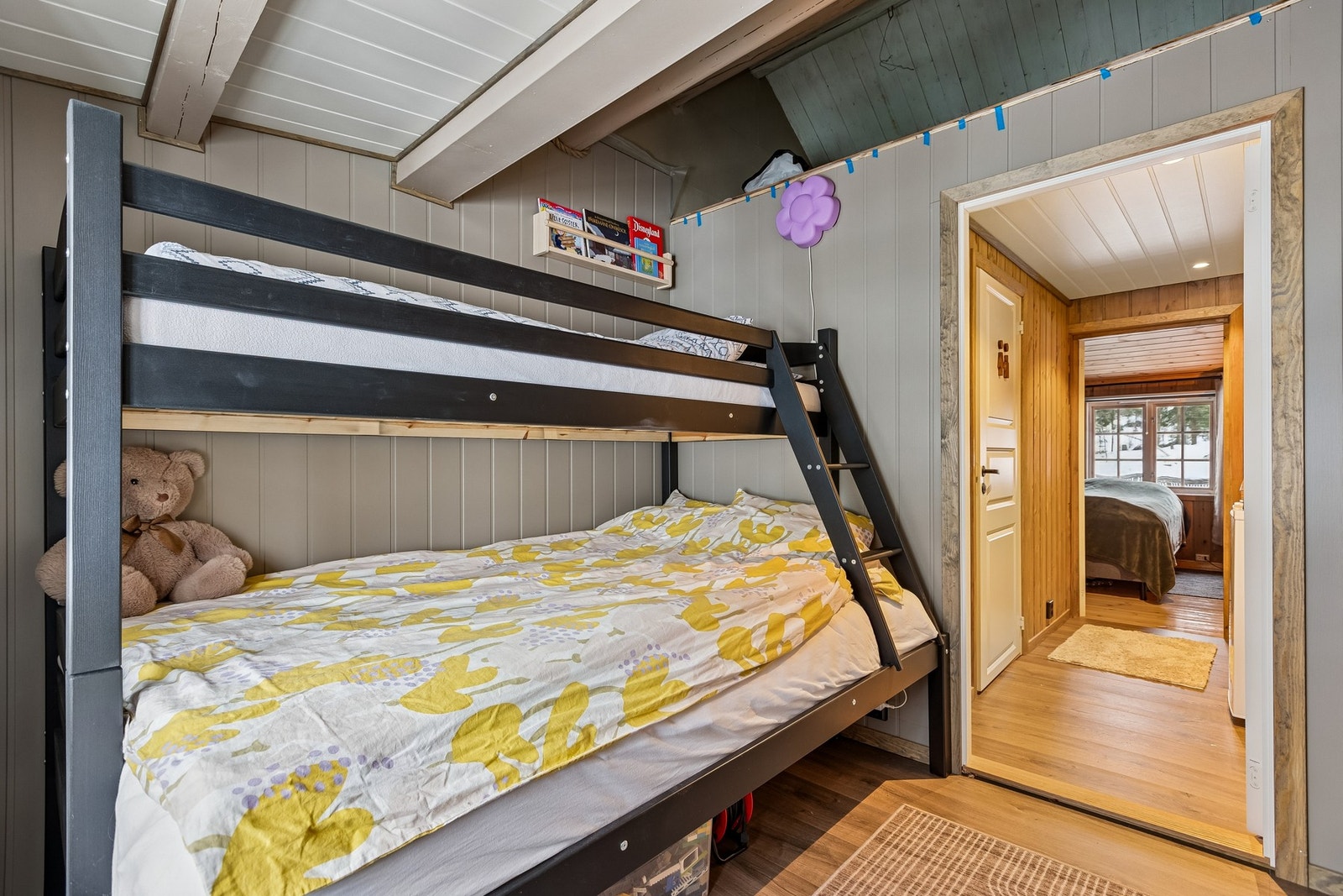 Et velutnyttet soverom med både gode sengeplasser og smart lagringsplass. Galleribilde