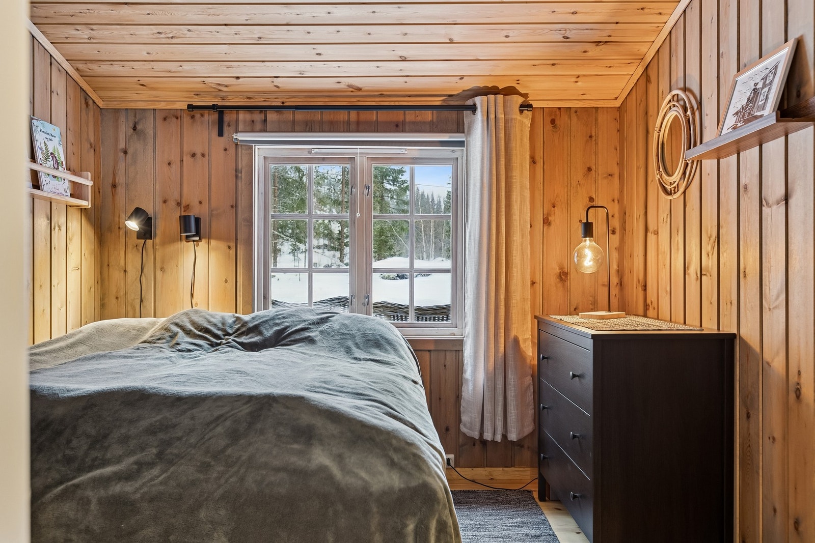 Soverommet kombinerer tidløs dekor og praktisk innredning for en rolig og lun atmosfære. Galleribilde