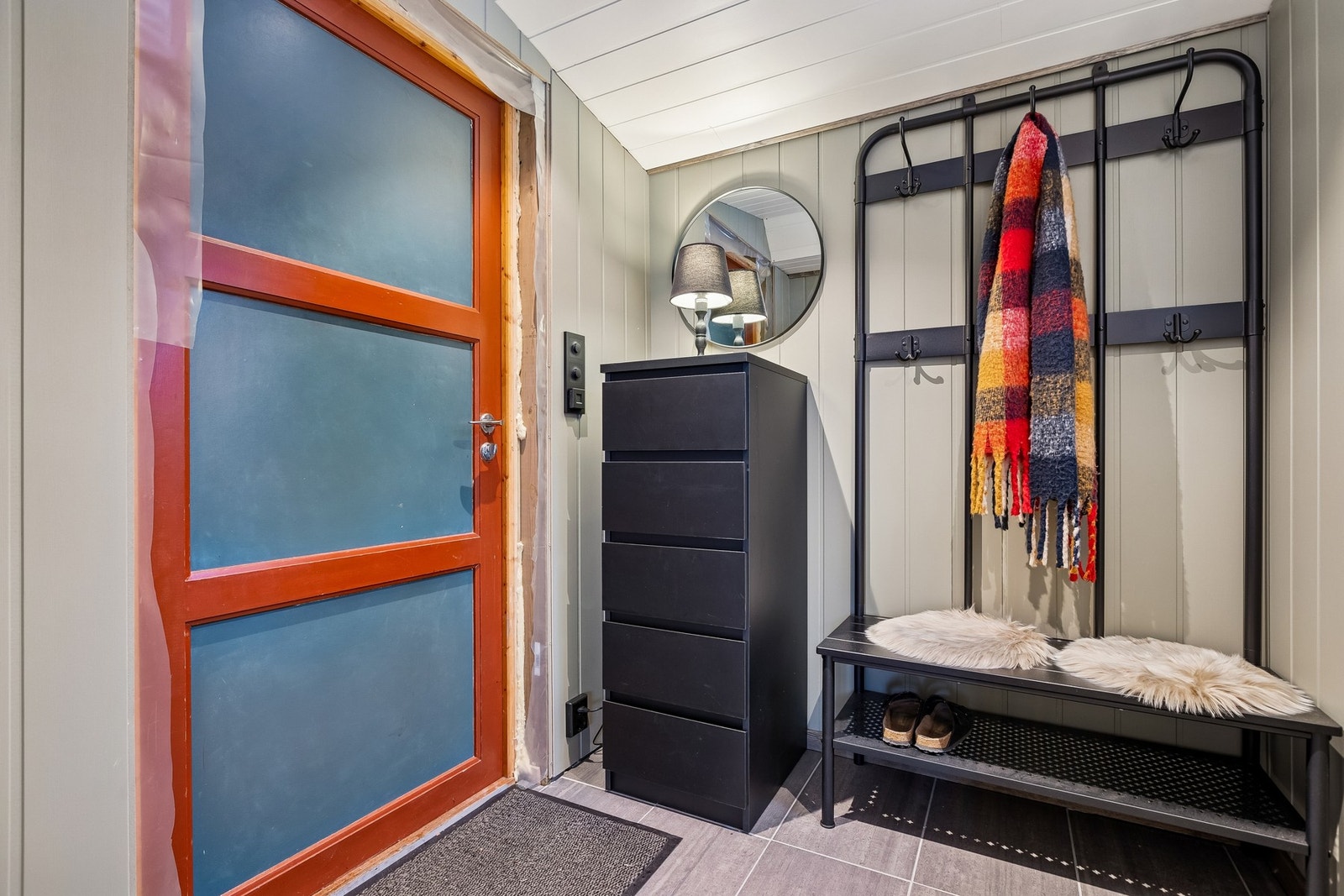 Innbydende entré med flislagt gulv. Galleribilde