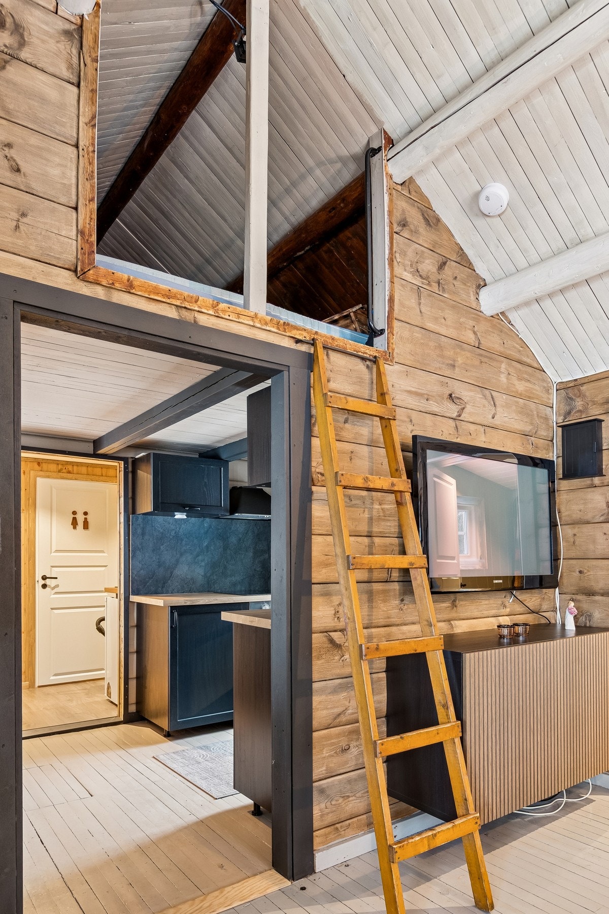 Romslig hems som gir ekstra sove- eller oppbevaringsplass. Galleribilde