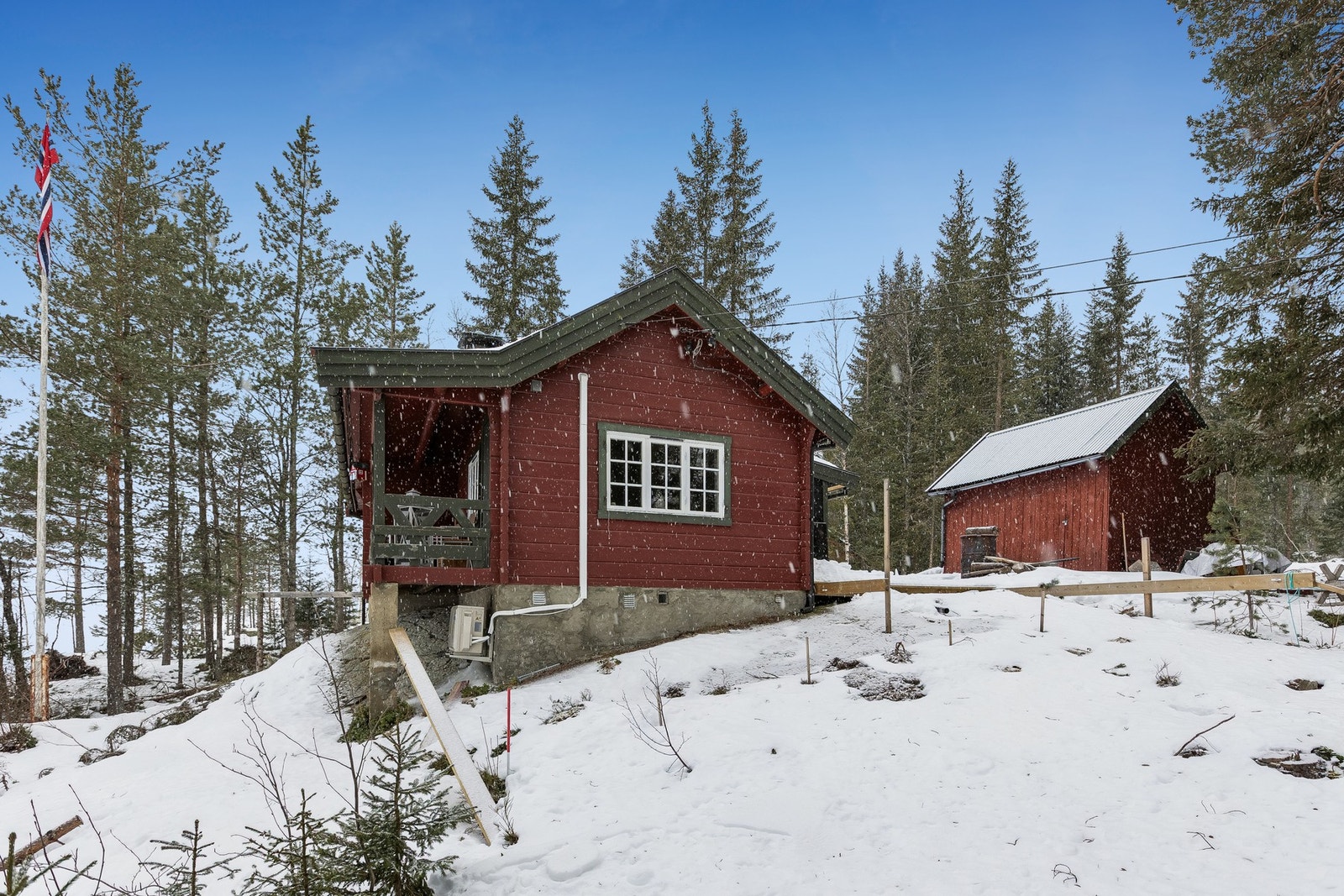 Sjarmerende fasade omgitt av et naturlig og koselig uteområde. Galleribilde