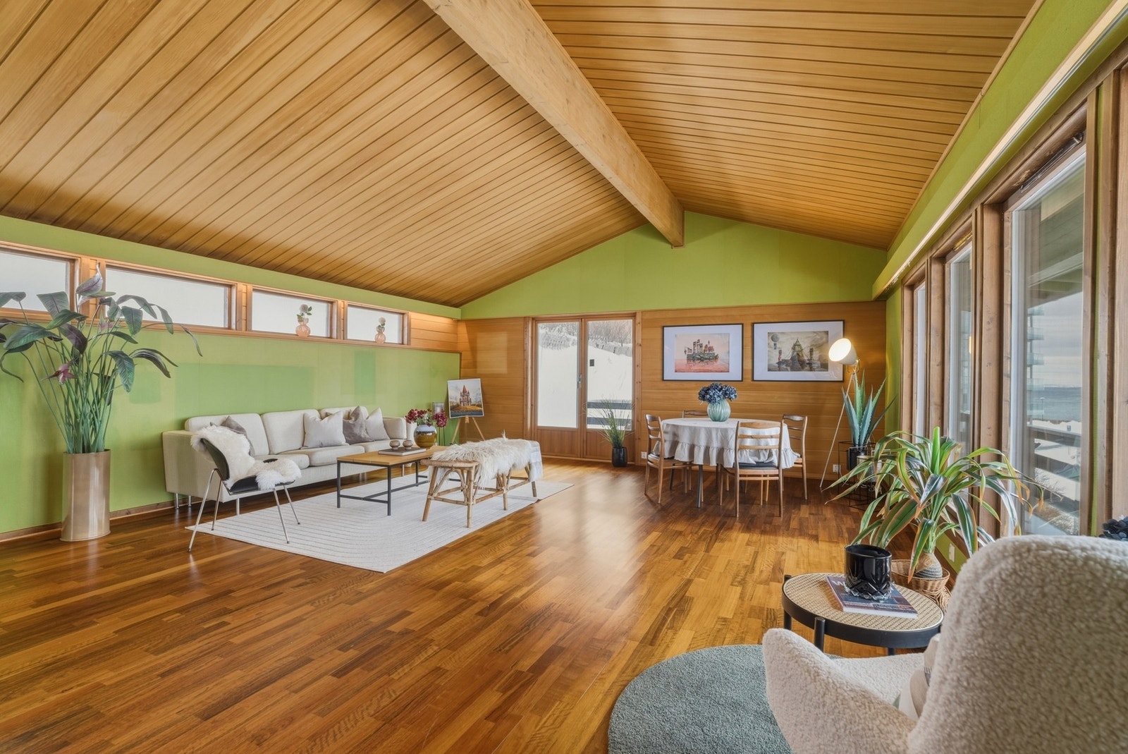 Romslig stue med åpen planløsning og god takhøyde. Galleribilde