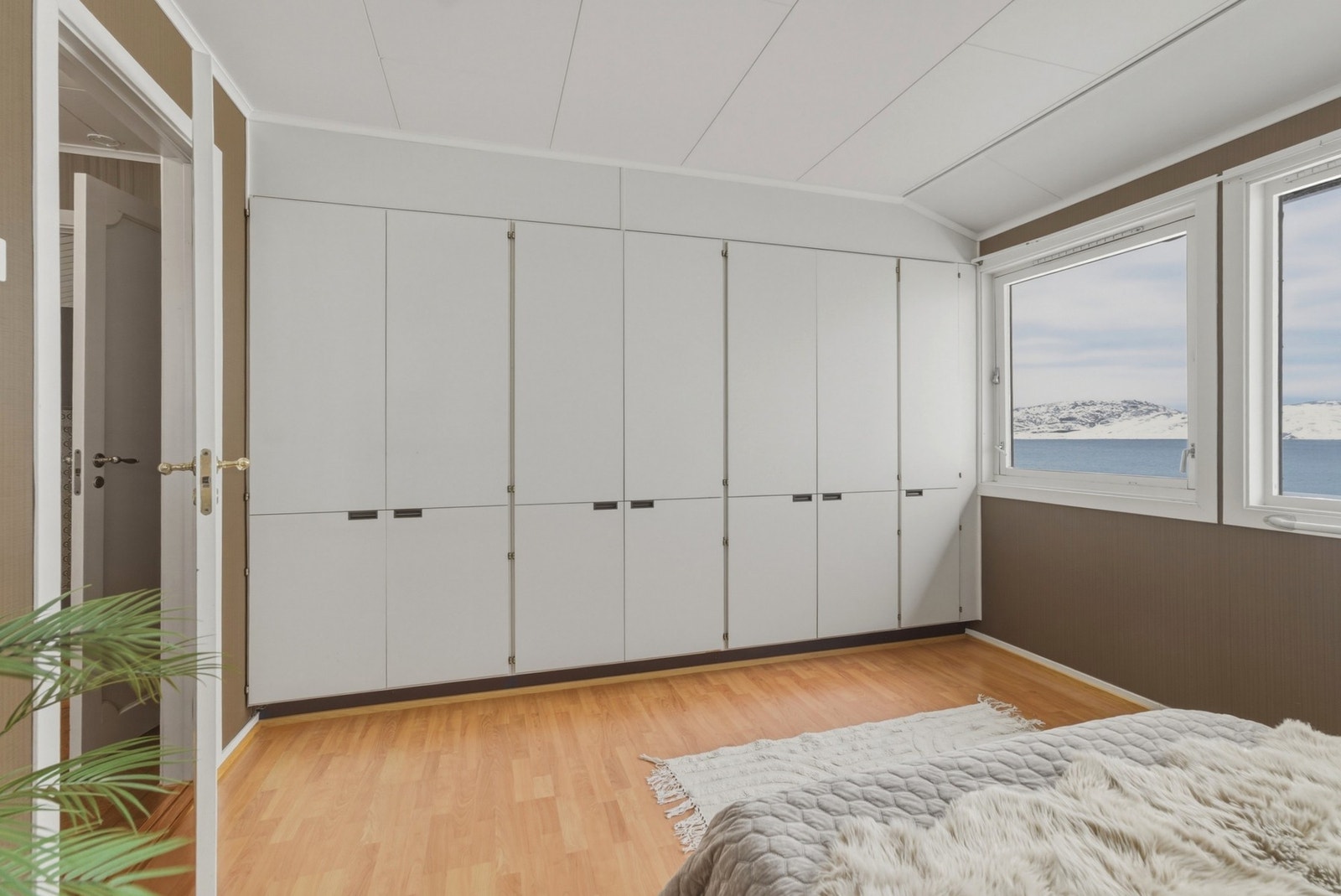 Det er godt med skapplass på soverommet. Galleribilde