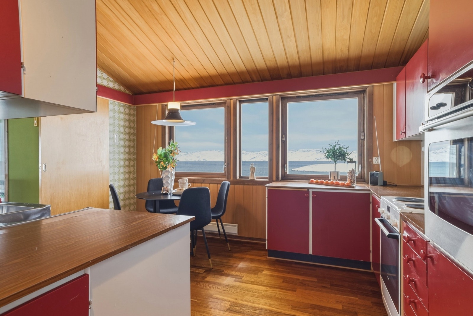 Kjøkken. Her følger oppvaskmaskin, komfyr, innebygget stekeovn og kjøleskap med i salget. Galleribilde