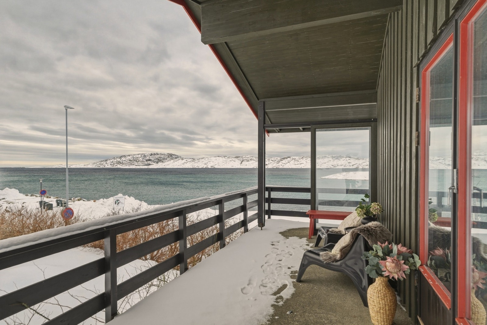 Stuen har direkte utgang til veranda - perfekt for en kaffekopp i sola. Galleribilde