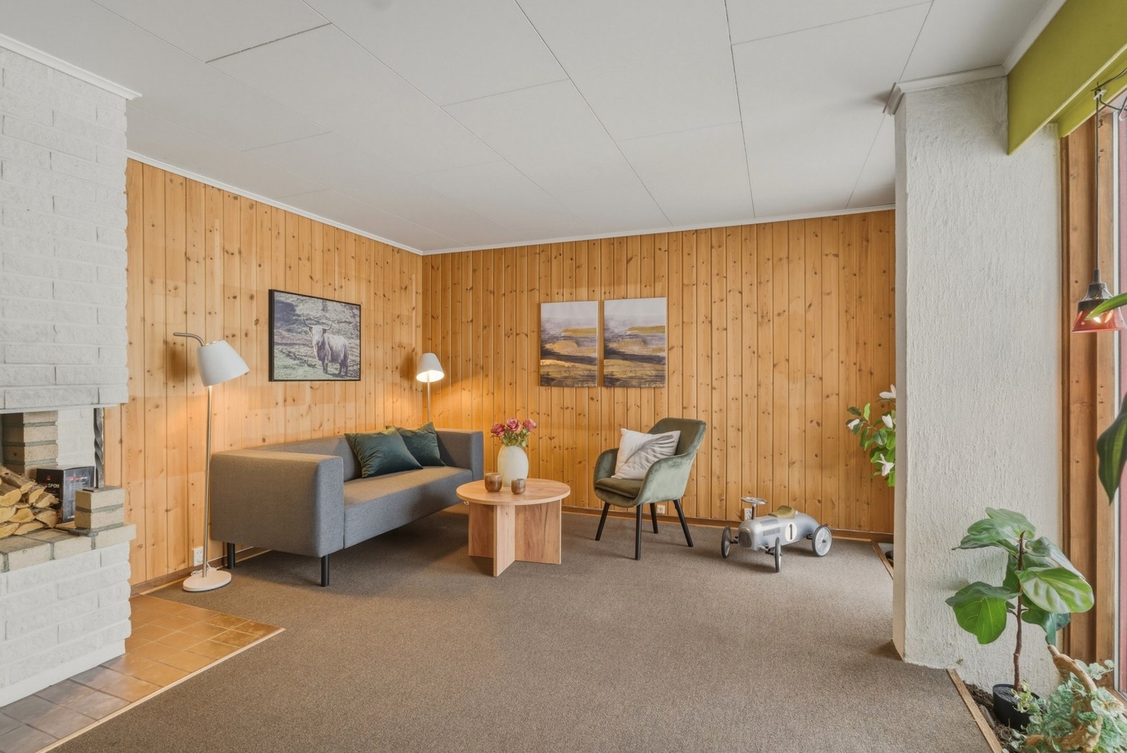 Det er peis med innsats i stuen som gir god varme. Galleribilde