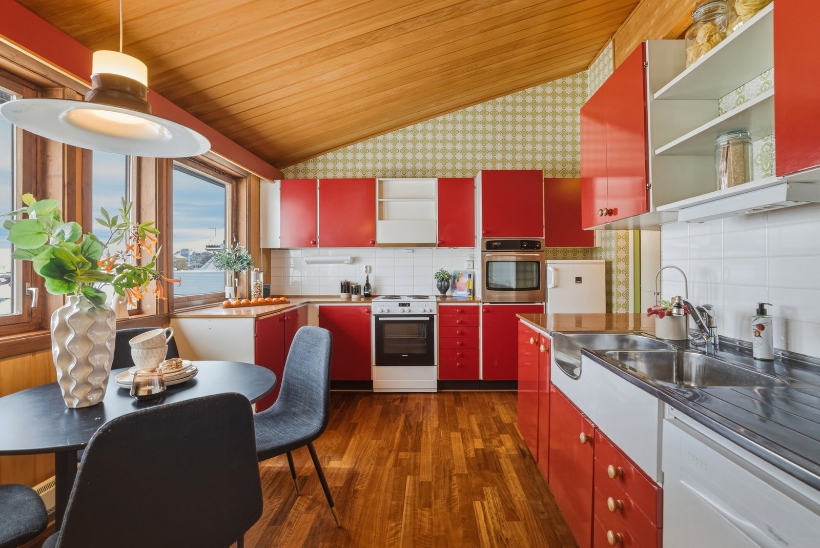 Kjøkkenet ligger adskilt fra stuen og har god planløsning. Galleribilde