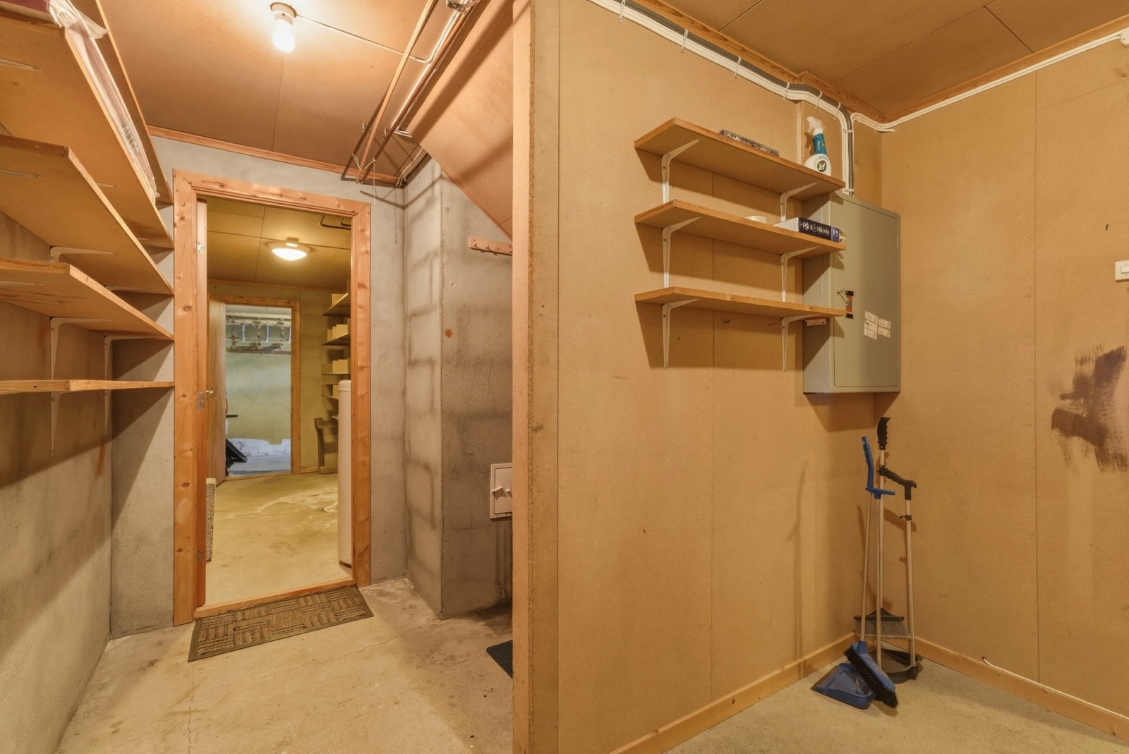 Bodareal og gang med adkomst garasje. Galleribilde