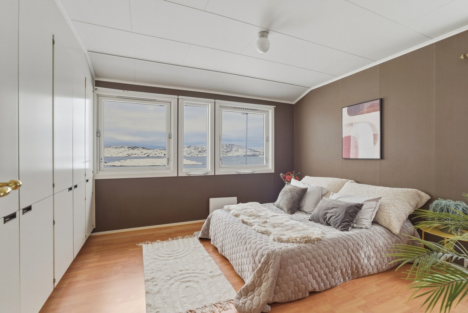 Romslig hovedsoverom med god plass til dobbeltseng og garderobeskap. Galleribilde