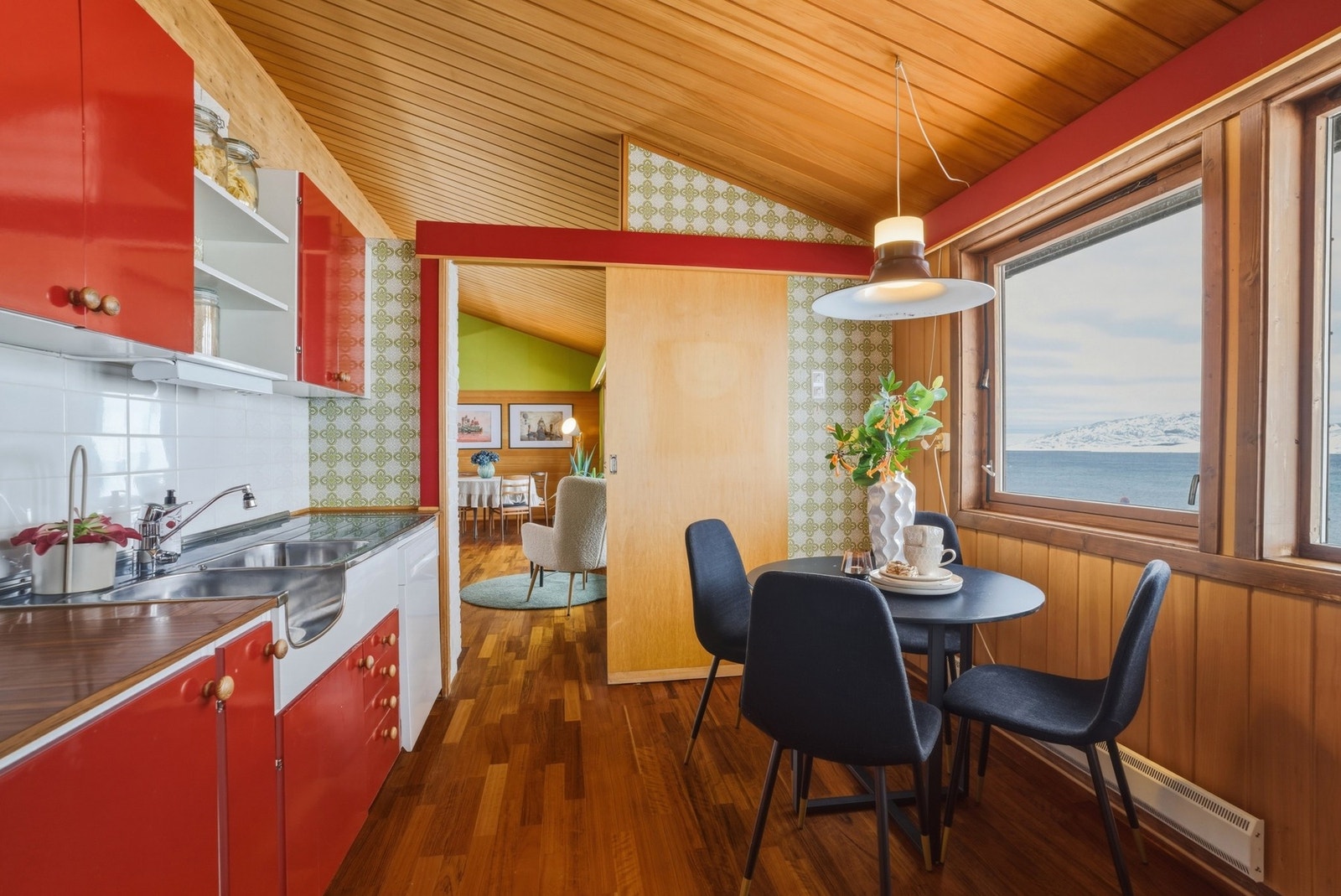 Det er plass til spisegruppe på kjøkkenet. Galleribilde