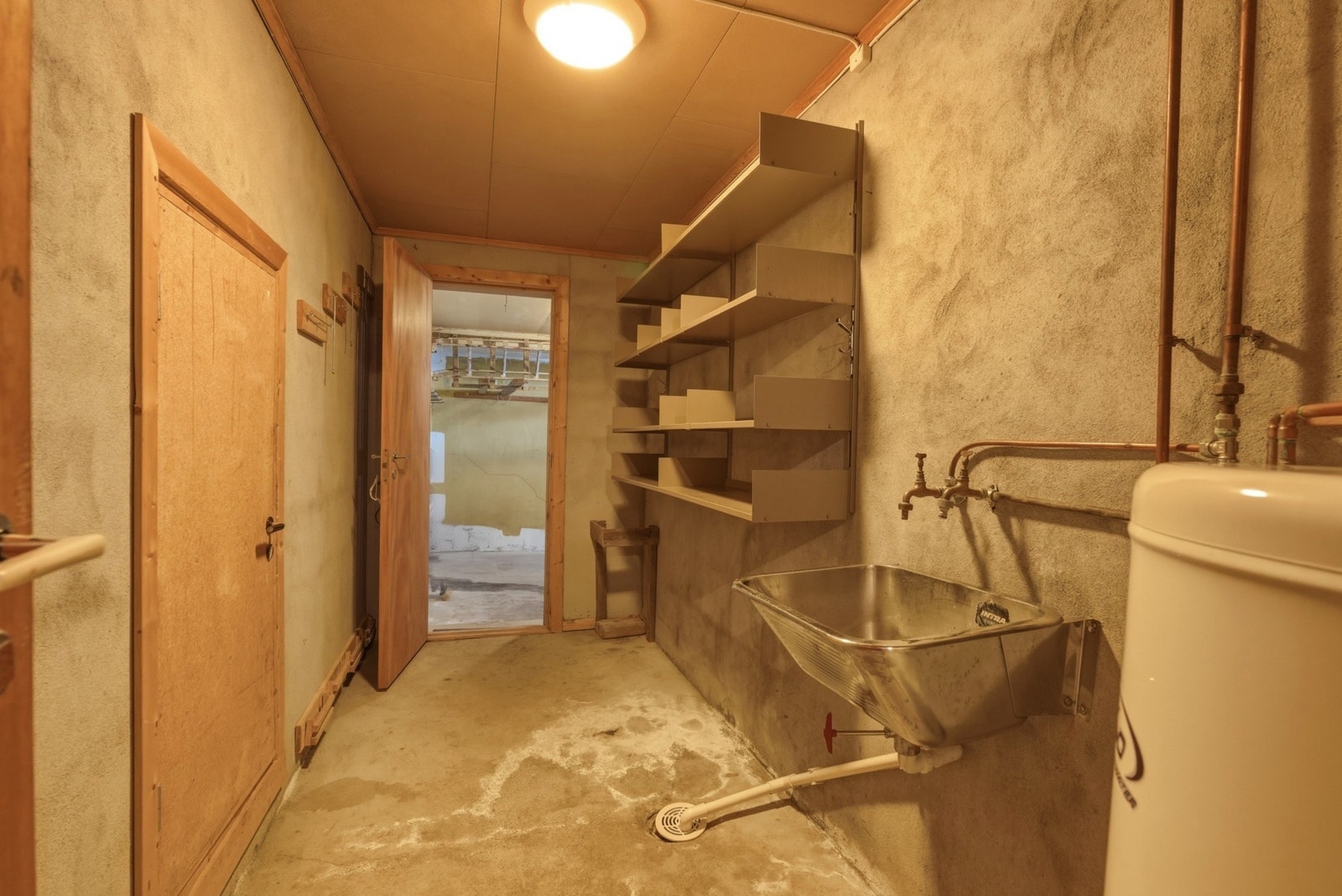 Bod med skyllekar og vv. bereder. Galleribilde