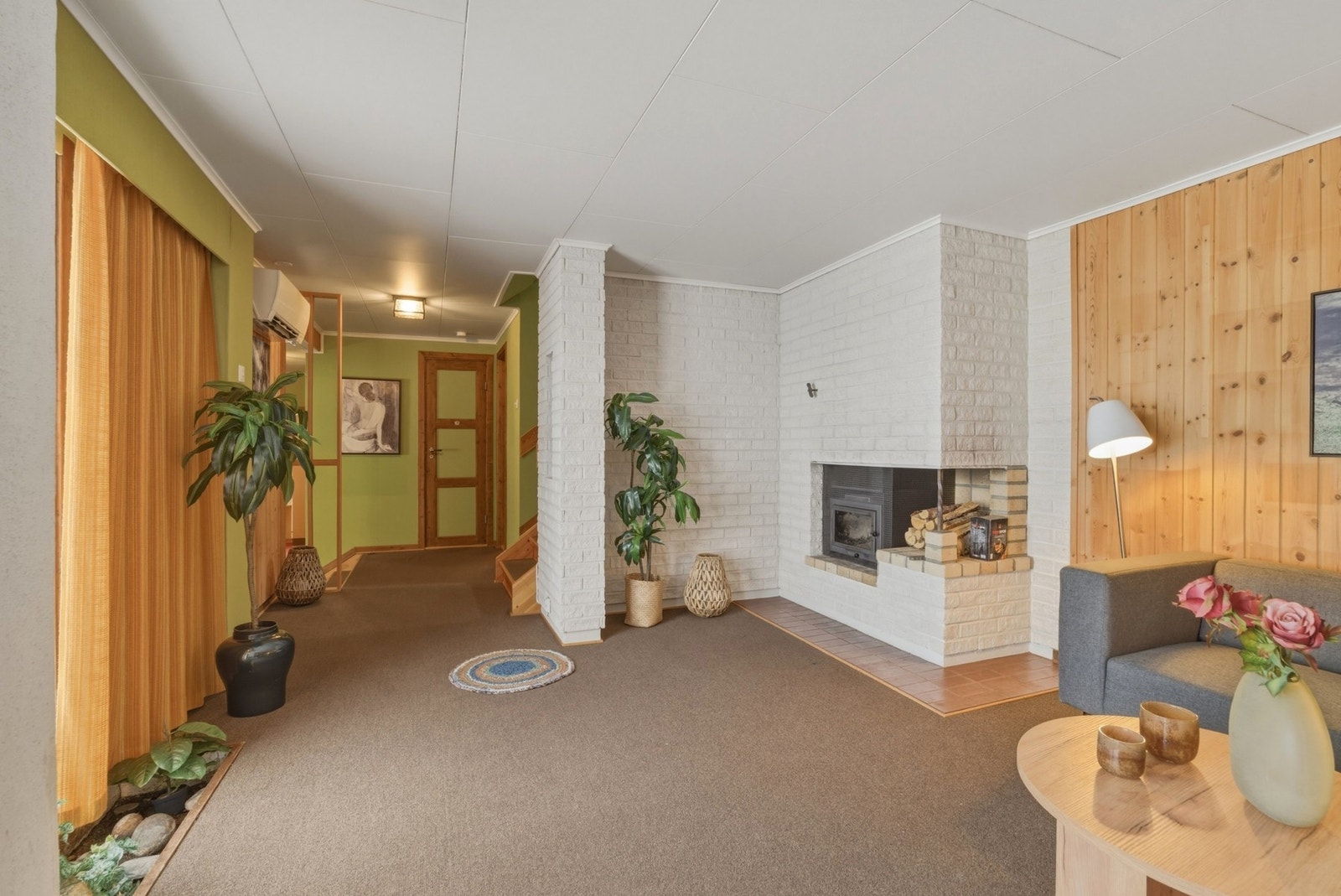 Det er installert luft til luft varmepumpe i trapperom i underetasje. Galleribilde