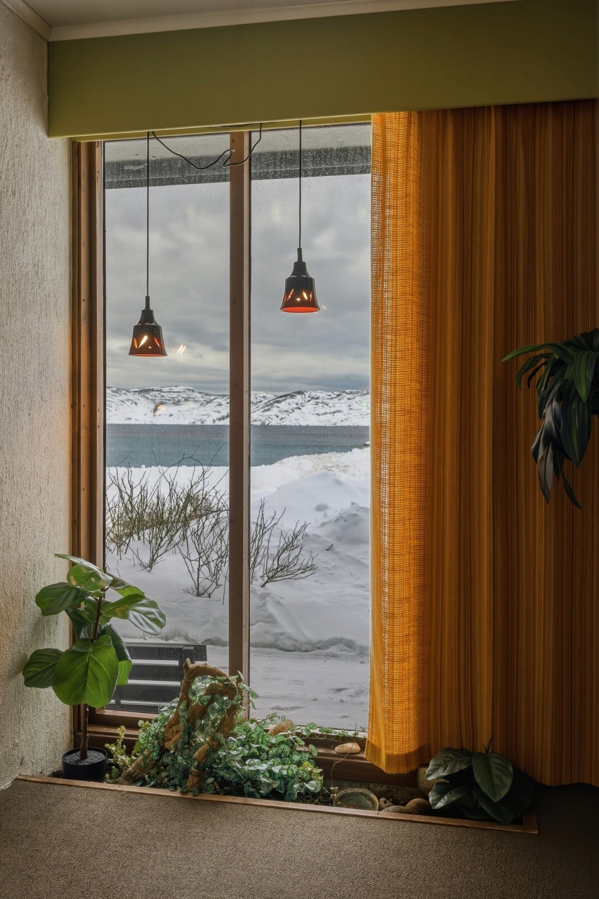 Stue. Integrerte blomsterkasser. Galleribilde