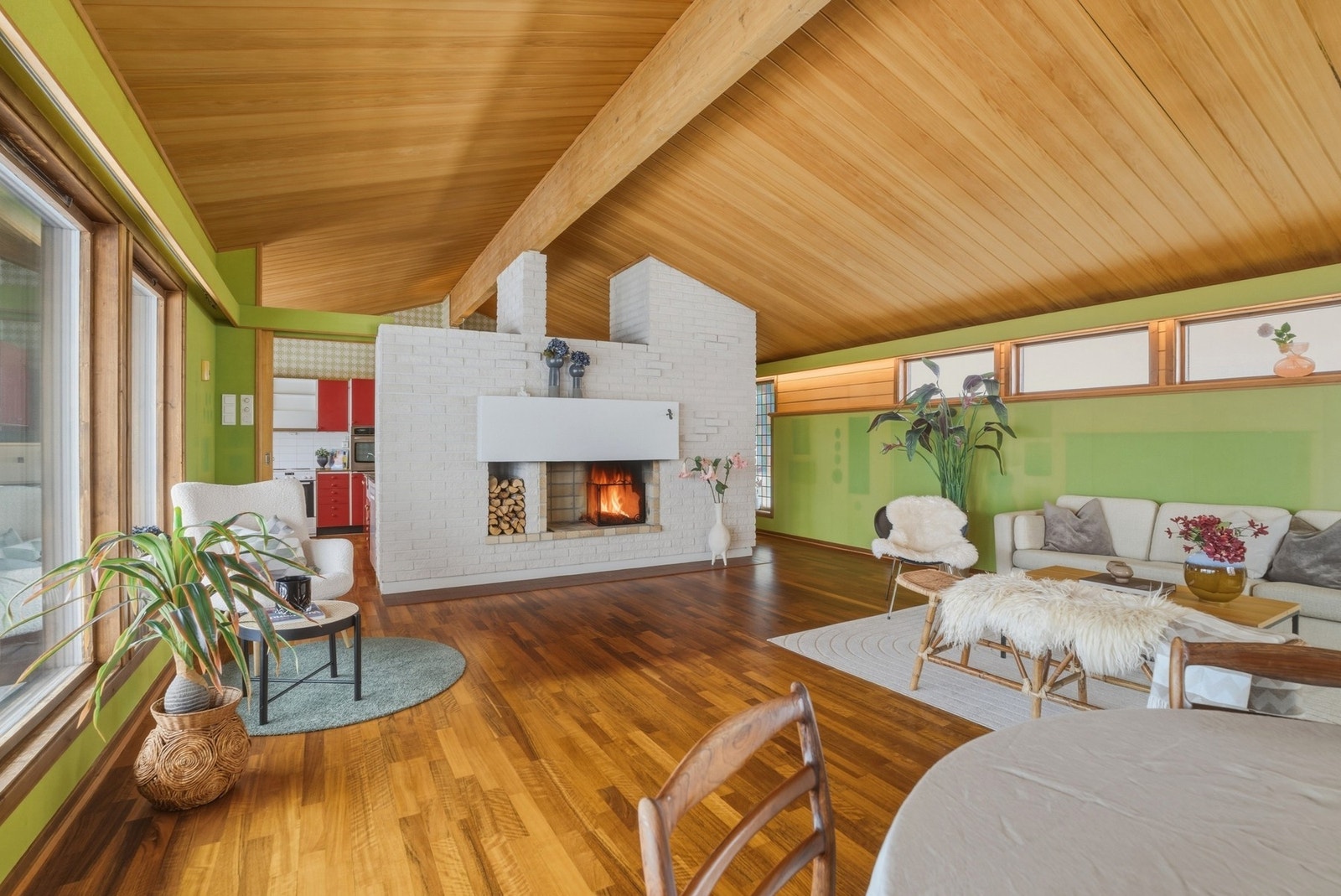 Stuen har peis som gir god varme og kos på kalde dager. Galleribilde