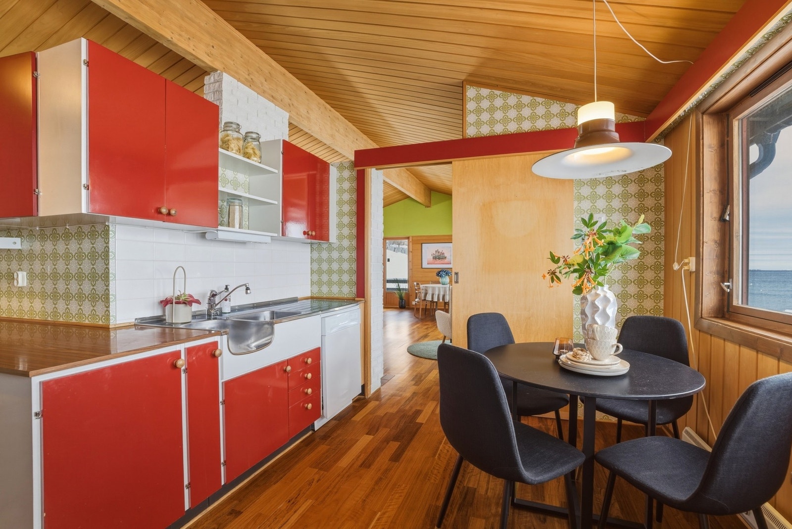 Kjøkkenet har innredning med glatte fronter og benkeplate av laminat. Galleribilde