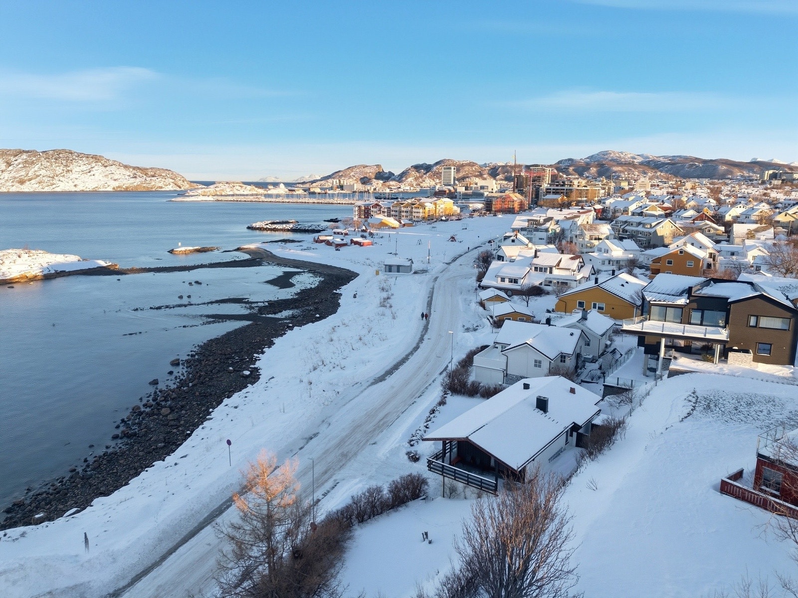 Her har du bystranda en liten rusletur unna, og til sentrum med butikker, kaféer og kulturtilbud ca. 1,2 km Galleribilde