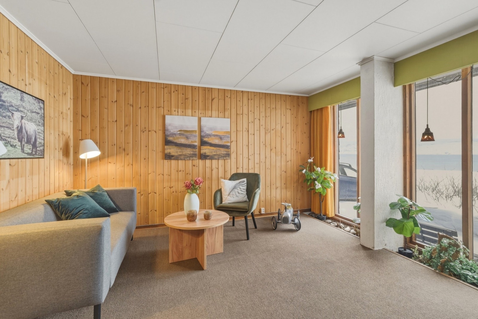 Stue i underetasje med god plass til sofagruppe og tilhørende møblement. Integrerte blomsterkasser ved vindu. Galleribilde