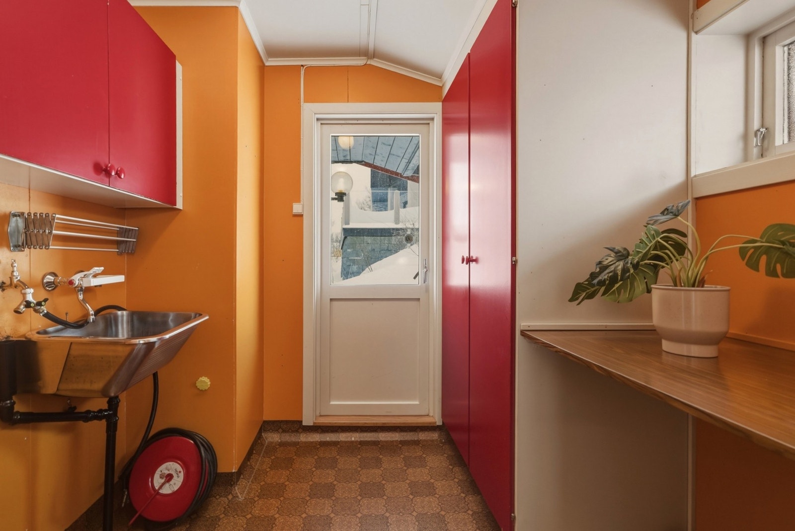 Dør ut fra vaskerom i 1. etasje. Galleribilde