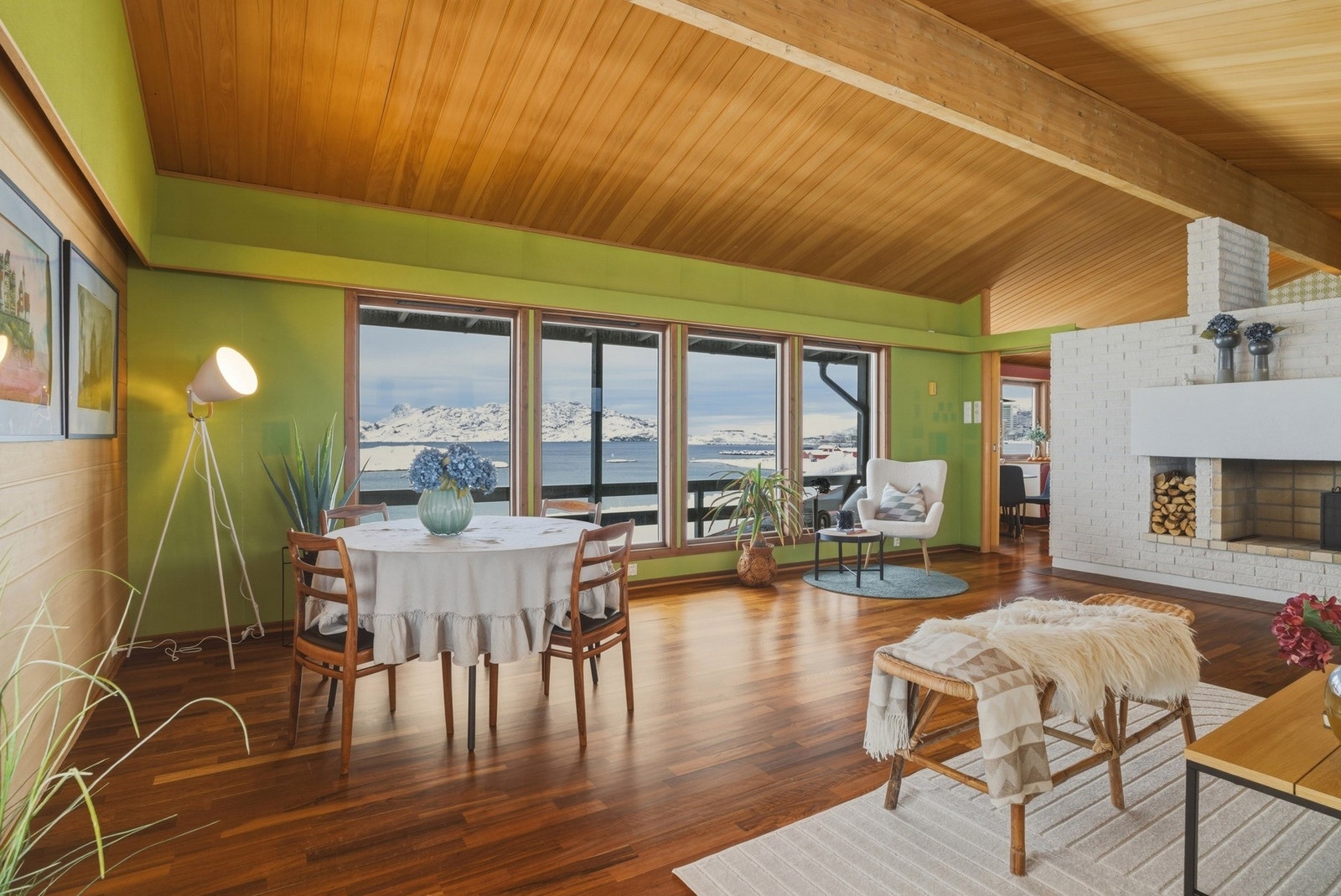 Fra sofasonen kan du nyte både varmen fra peisen og utsikten mot sjøen. Galleribilde