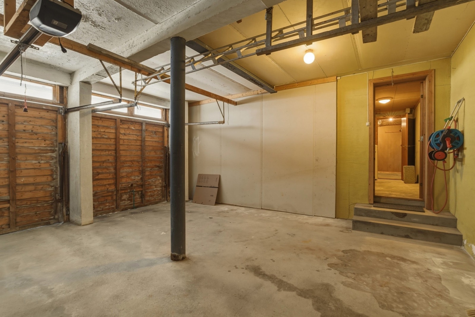 Garasje med 2 porter og gjennomgang direkte inn i boligen. Galleribilde