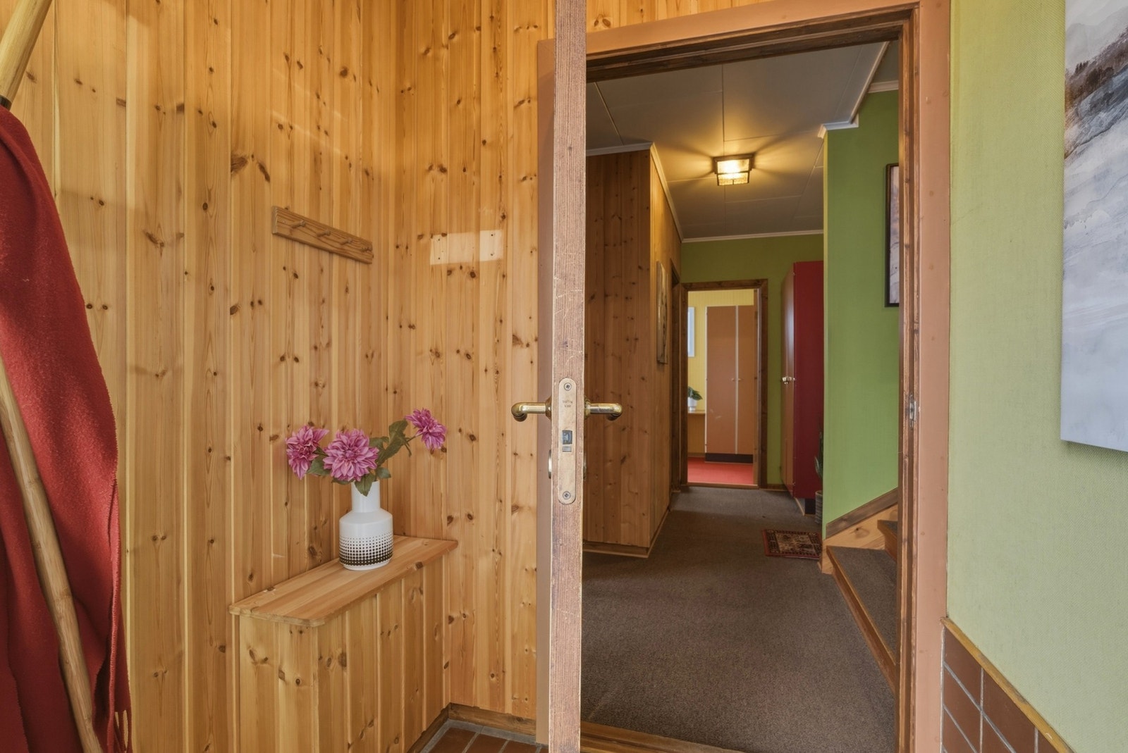 Entré med plass til klesoppheng langs vegg. Galleribilde