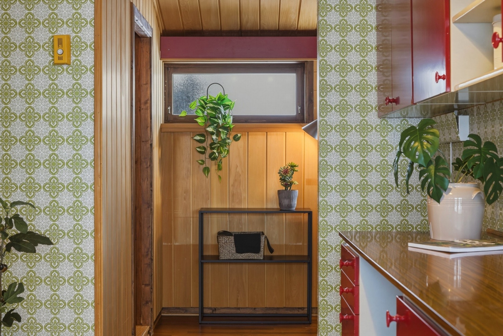 Kjøkken/grovkjøkken. Her ses dør til vaskerom og utgang hage Galleribilde