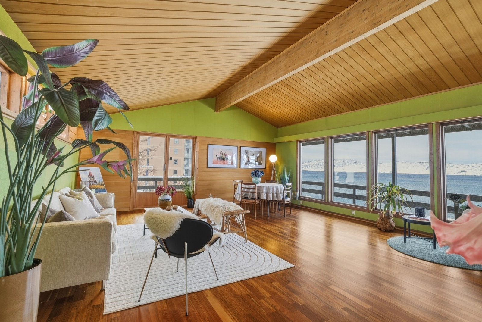 Store vindu som slipper inn godt med naturlig lys i rommet. Galleribilde