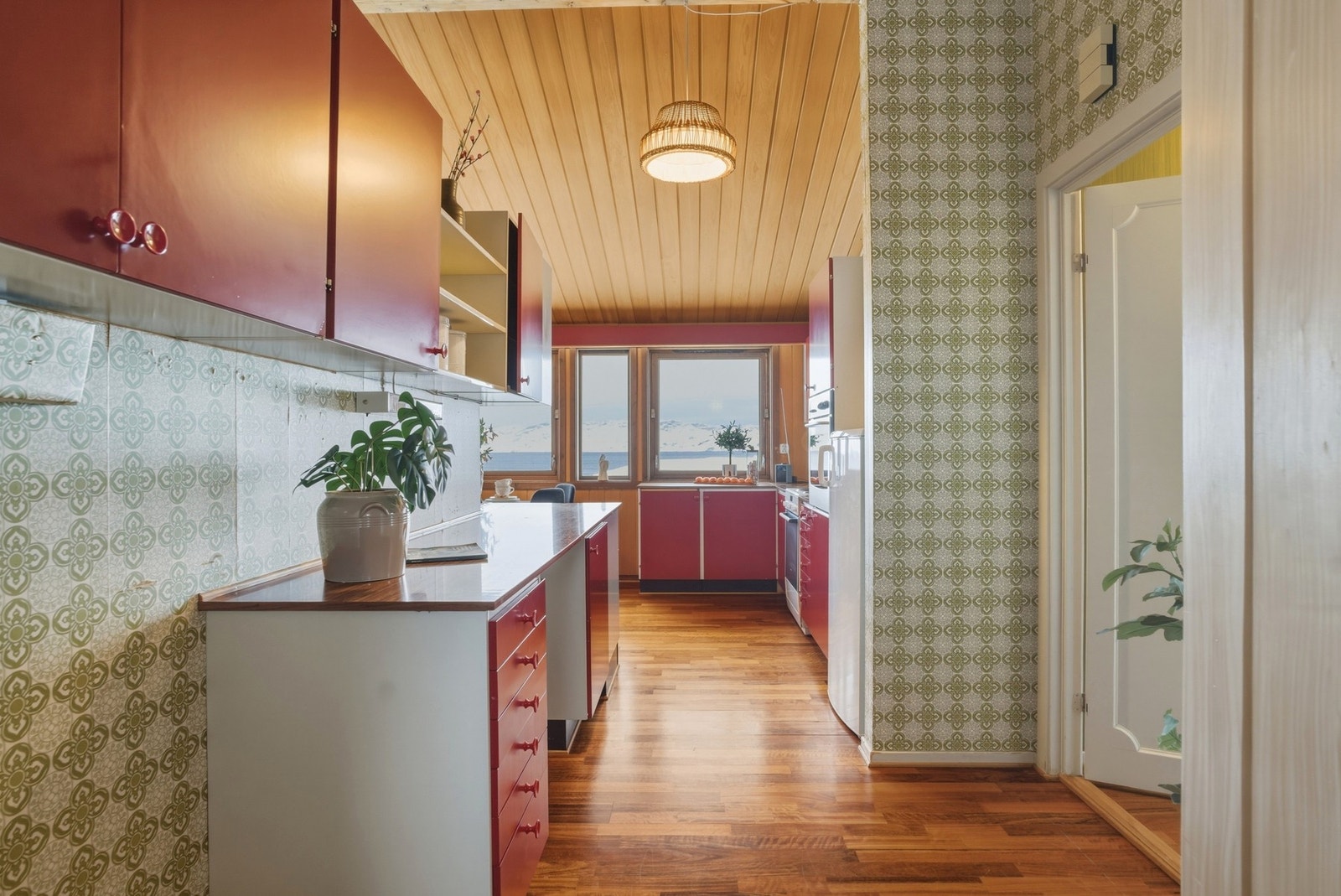 Kjøkken - her ses også dør til soveromsgang. Galleribilde