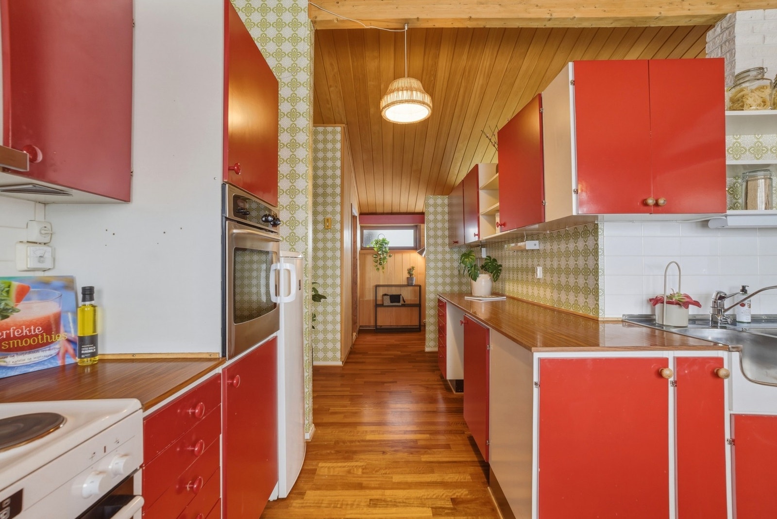 Det er godt med skap- og benkeplass på kjøkkenet. Galleribilde