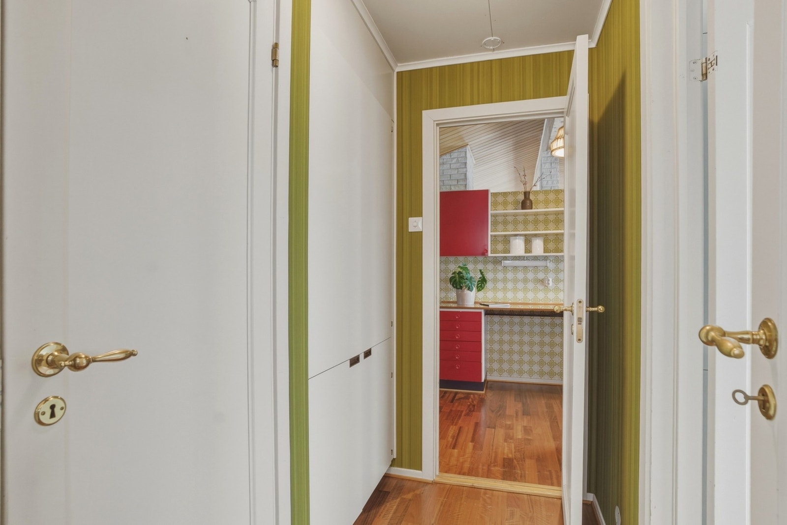 Gang med adkomst til hovedsoverom, bad og wc-rom. Galleribilde