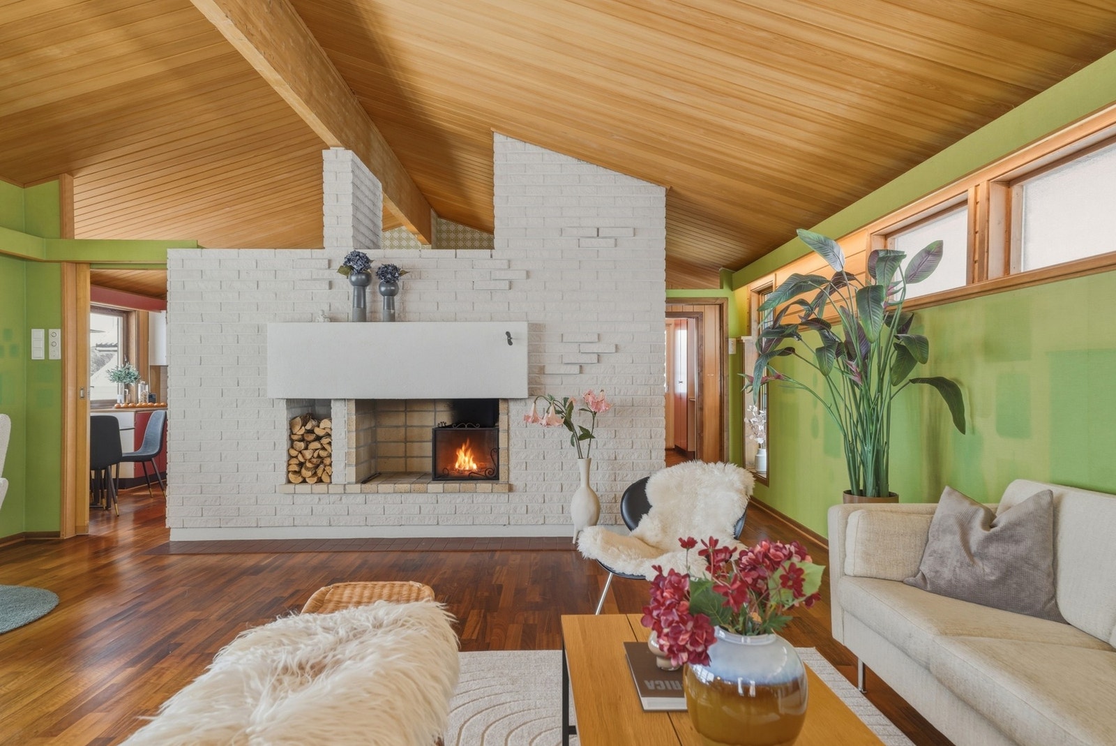 Boligen har et kult særpreg med stort potensial. Den åpne himlingen skaper en varm og innbydende atmosfære. Galleribilde