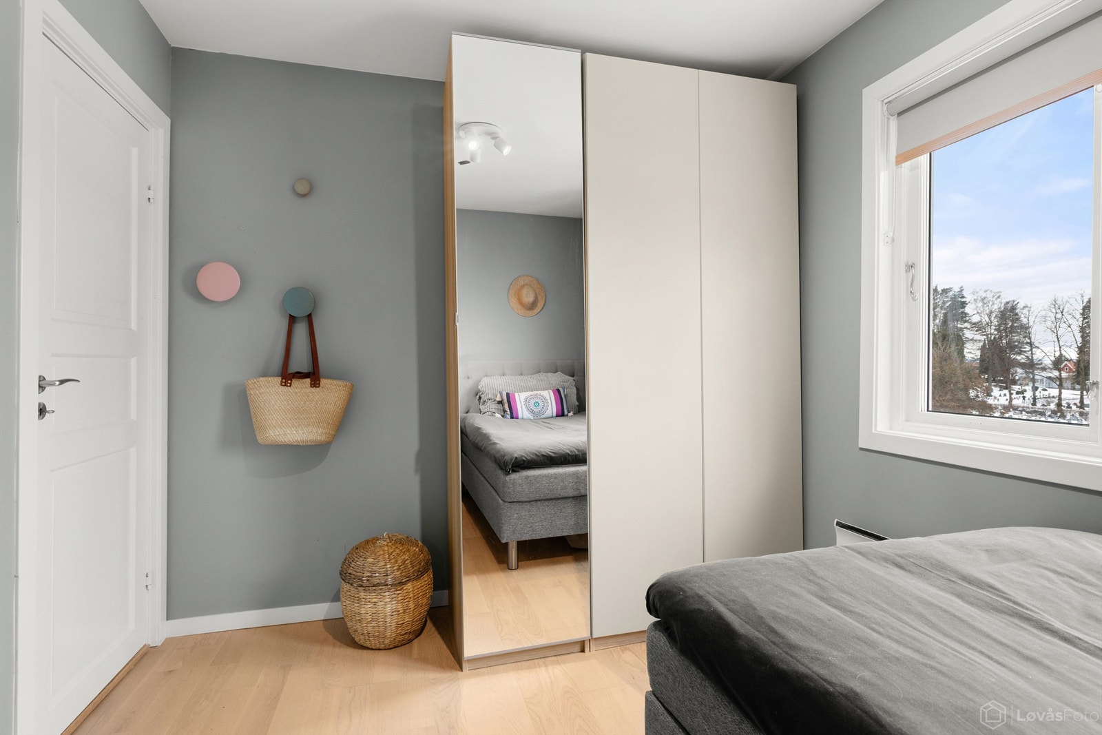 Soverommet har parkett på gulv, samt tidsmessig farge på vegger. Garderobeskapet medfølger. Galleribilde