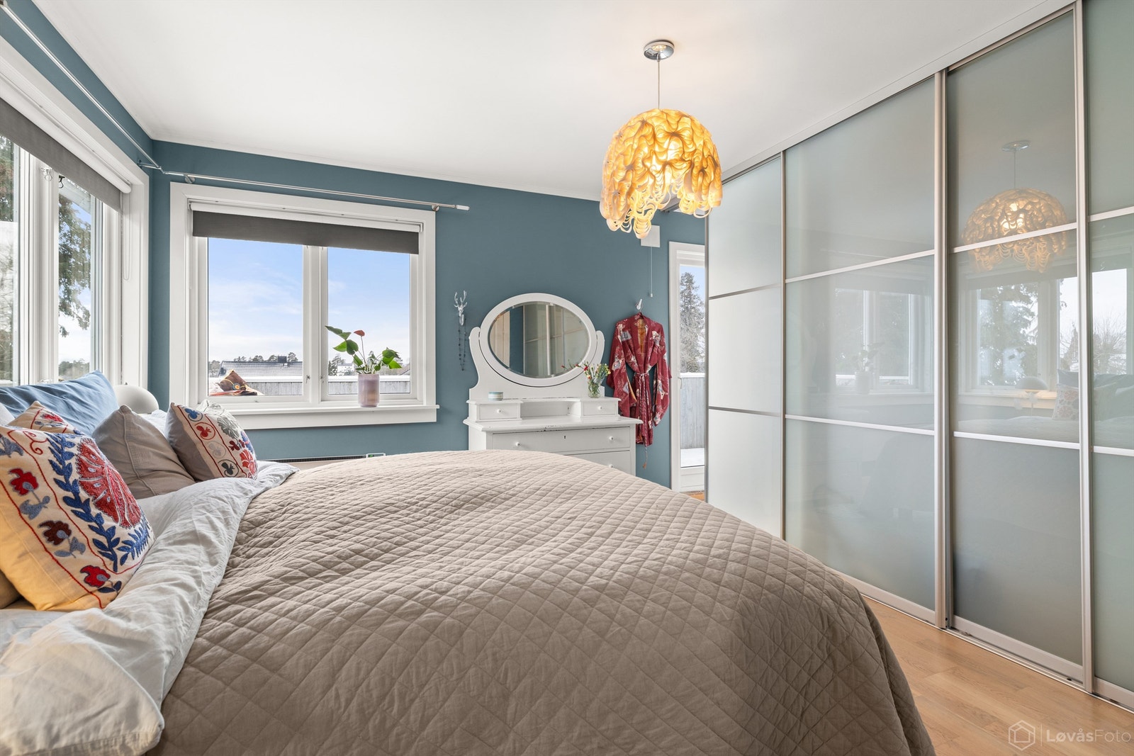 En stor skyvedørsgarderobe gir rikelig med oppbevaringsplass på hovedsoverommet. Galleribilde