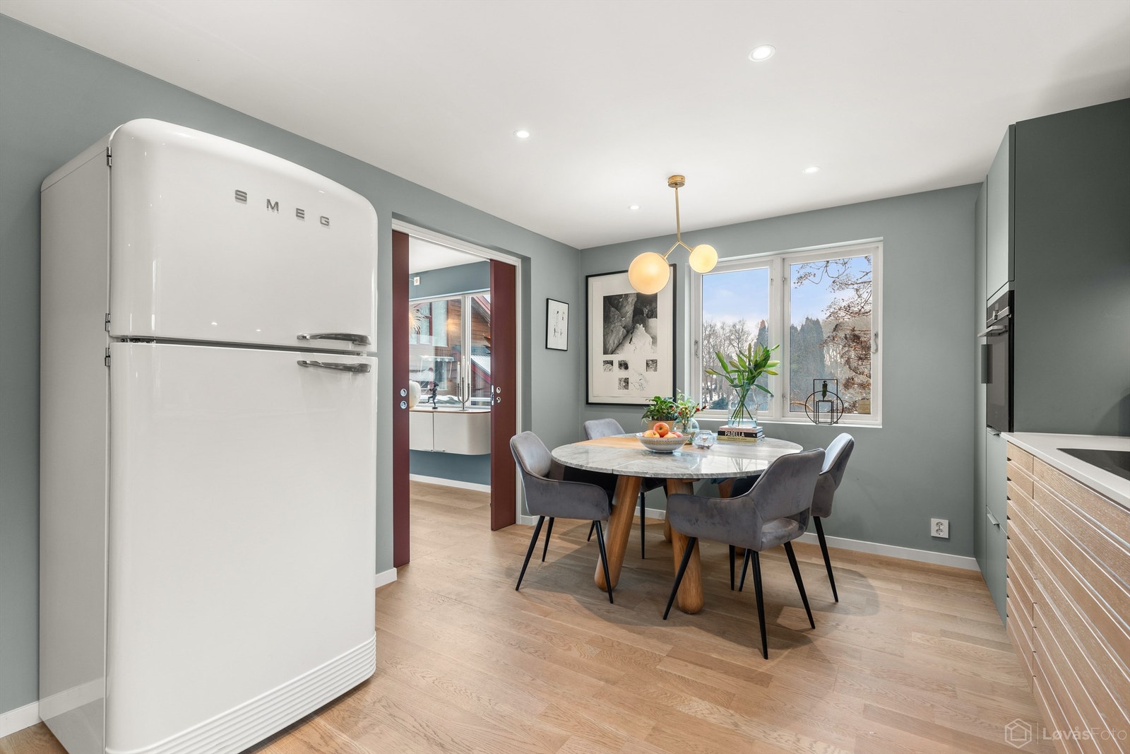 Det er god plass til et stort spisebord, ideelt for både hverdagsmåltider og sosiale sammenkomster. Den gjennomtenkte planløsning gjør rommet til et naturlig samlingspunkt for familien. Galleribilde