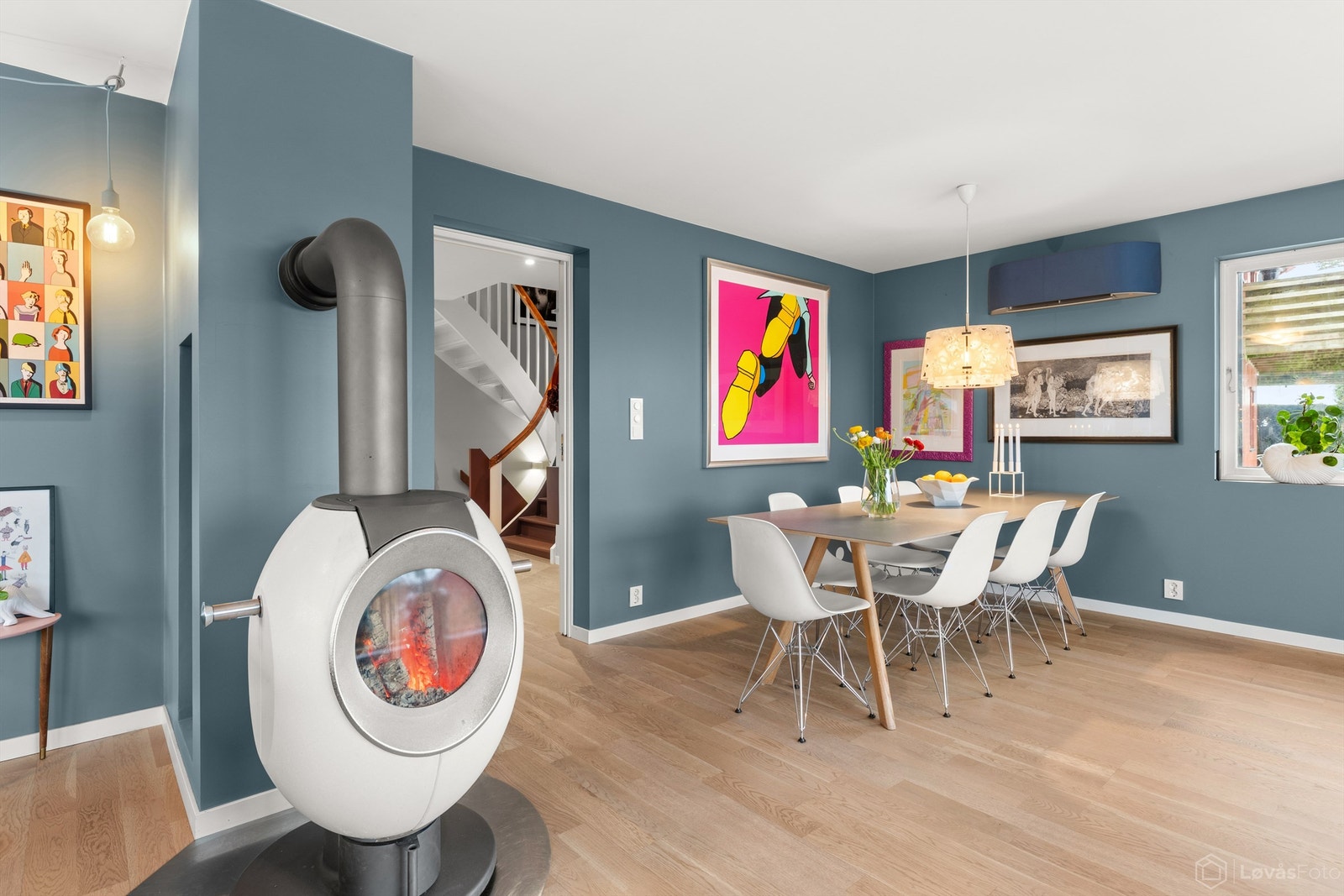 Spisestuen har god plass til hyggelige sammenkomster med familie og venner. Galleribilde